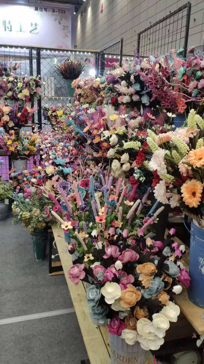 Cal é a diferenza entre as flores artificiais de EVA e as flores de seda artificial?